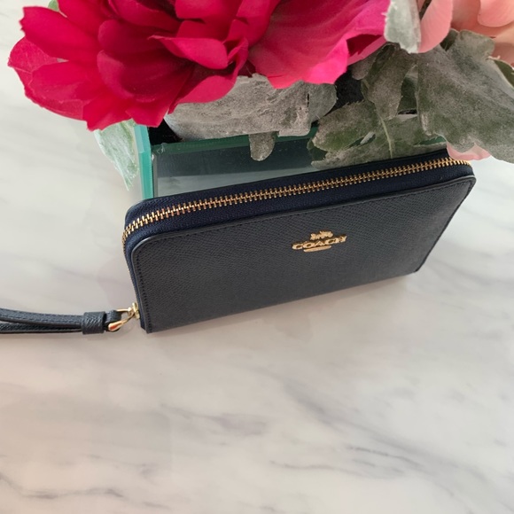 Coach - Picture 2 of 5